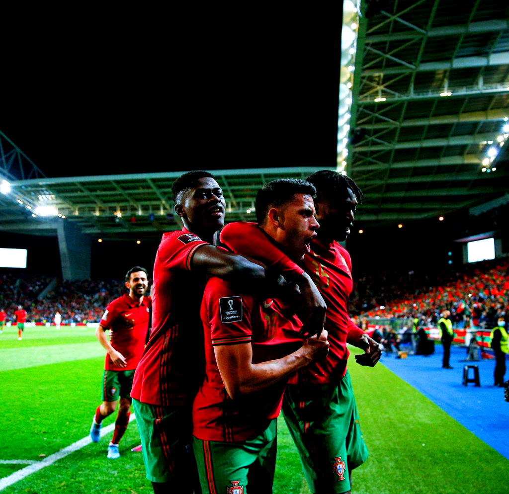 包含葡萄牙体育训练开放日，赛后强势反弹引欢呼，全明星赛在即，年轻球员得到机会的词条