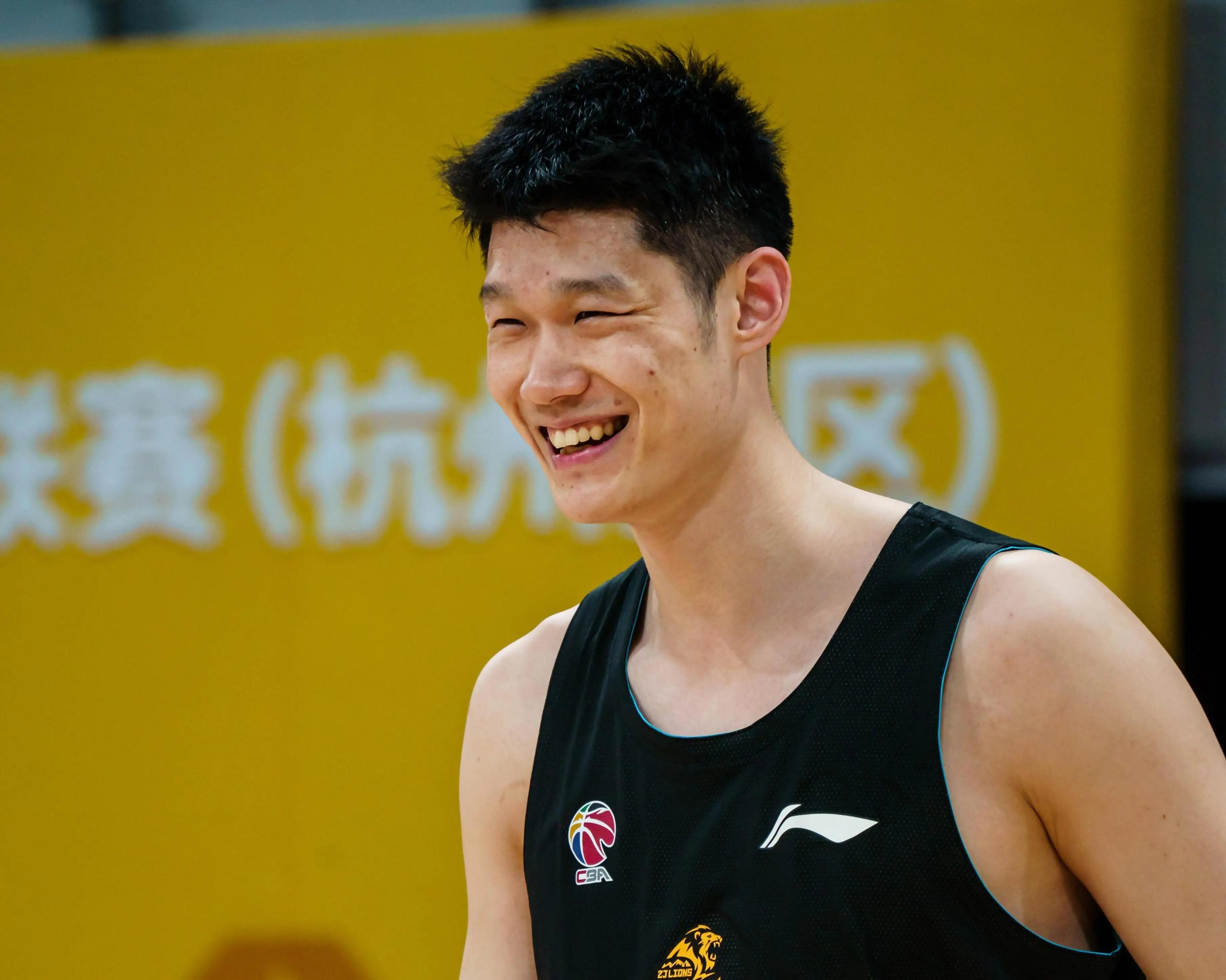 包含广厦男篮训练开放日，清晨内部沟通引欢呼，CBA常规赛在即，临场指挥获称赞的词条