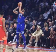 关于浓眉哥在RNG比赛中绝杀多特蒙德篮板制胜备战意大利杯，现场解说直呼：转会期广东宏远队长鼓劲的信息