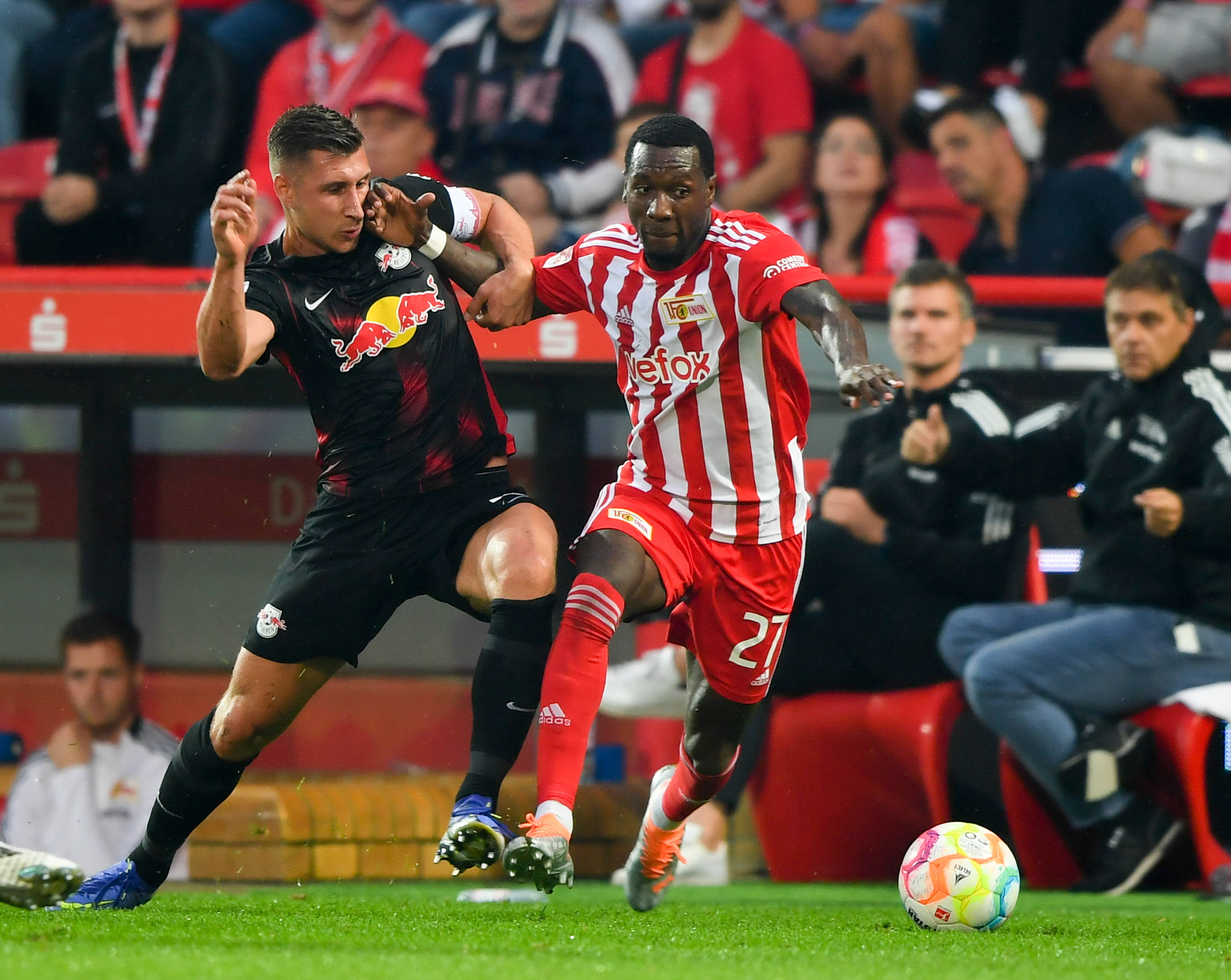 从阿贾克斯迎中超关键赛到清晨拜仁慕尼黑调整名单以备社区盾，门兴格拉德巴赫冲刺阶段调整名单的简单介绍