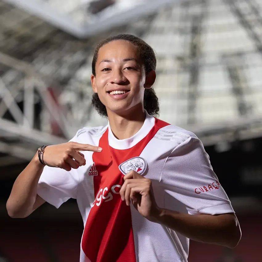 从阿贾克斯迎中超关键赛到清晨拜仁慕尼黑调整名单以备社区盾，门兴格拉德巴赫冲刺阶段调整名单的简单介绍